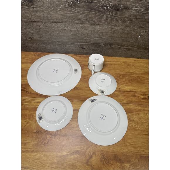 Vera Wang Wedgwood Lace Platinum 5-Piece Place Setting New - Picture 8 of 10